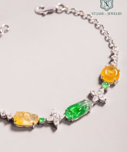 Vòng tay Soléa Jade chế tác từ ngọc phỉ thúy thiên nhiên Myanmar chụp nghiêng